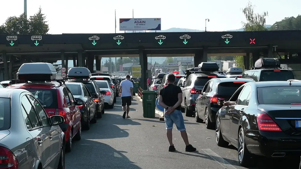 Na prelazima Gradina i Batrovci zadržavanja za putnička vozila po jedan sat