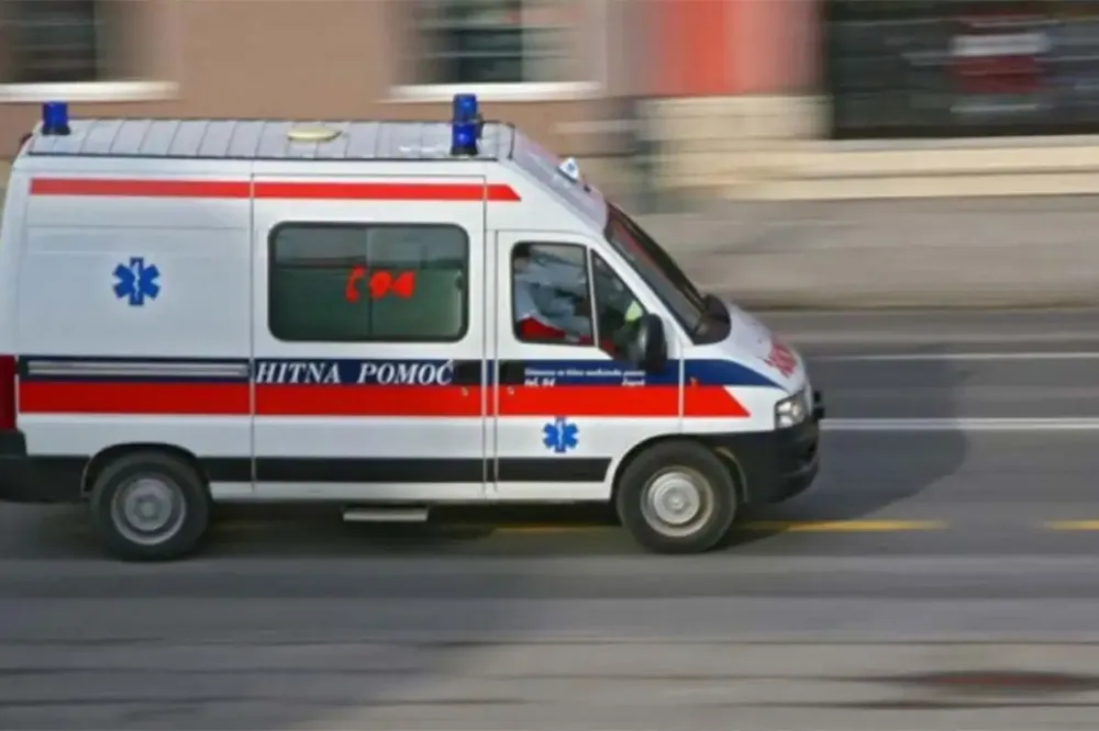 Vozaču pozlilo, pa izazvao težak sudar u Kruševcu, žena stradala na pešačkom