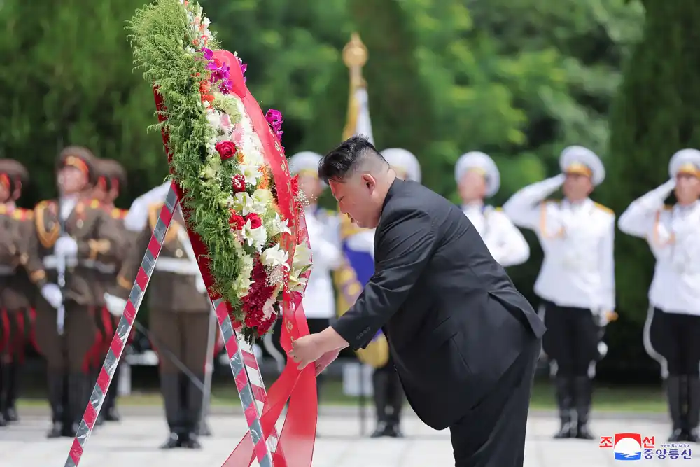 Kim Džong Un posetio kinesko vojno groblje uoči Dana pobede