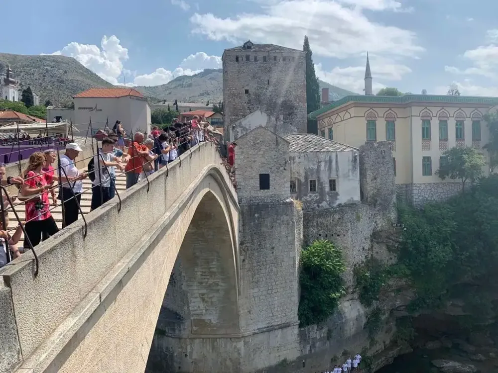 Skok sa Starog mosta u Mostaru zamalo se završio tragično