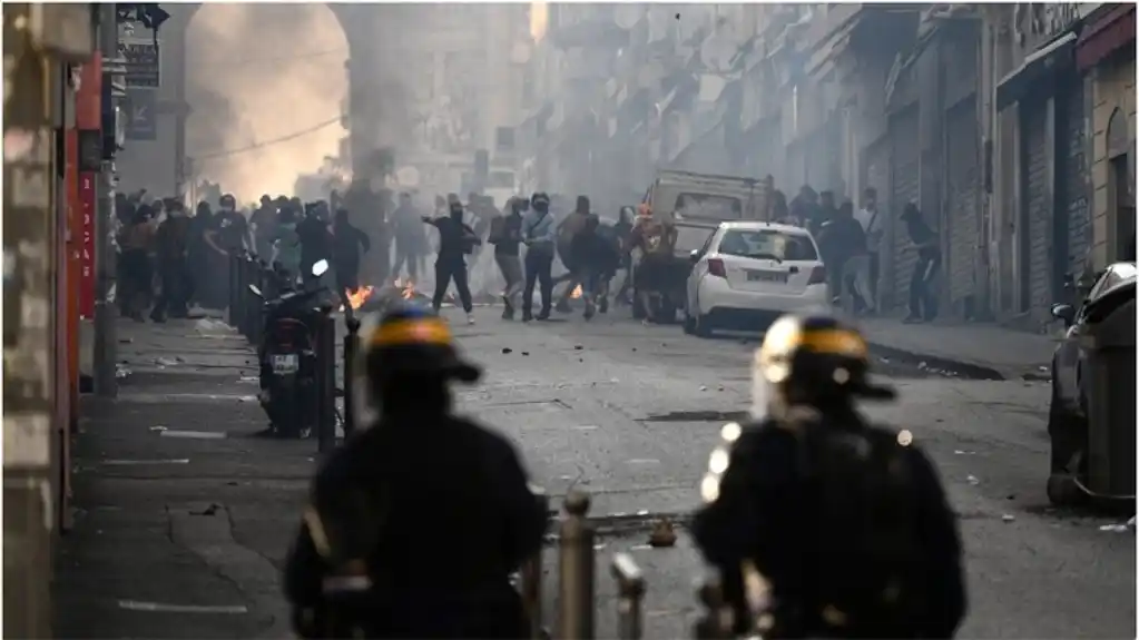 Pobunjenici opljačkali prodavnicu oružja u Marseju