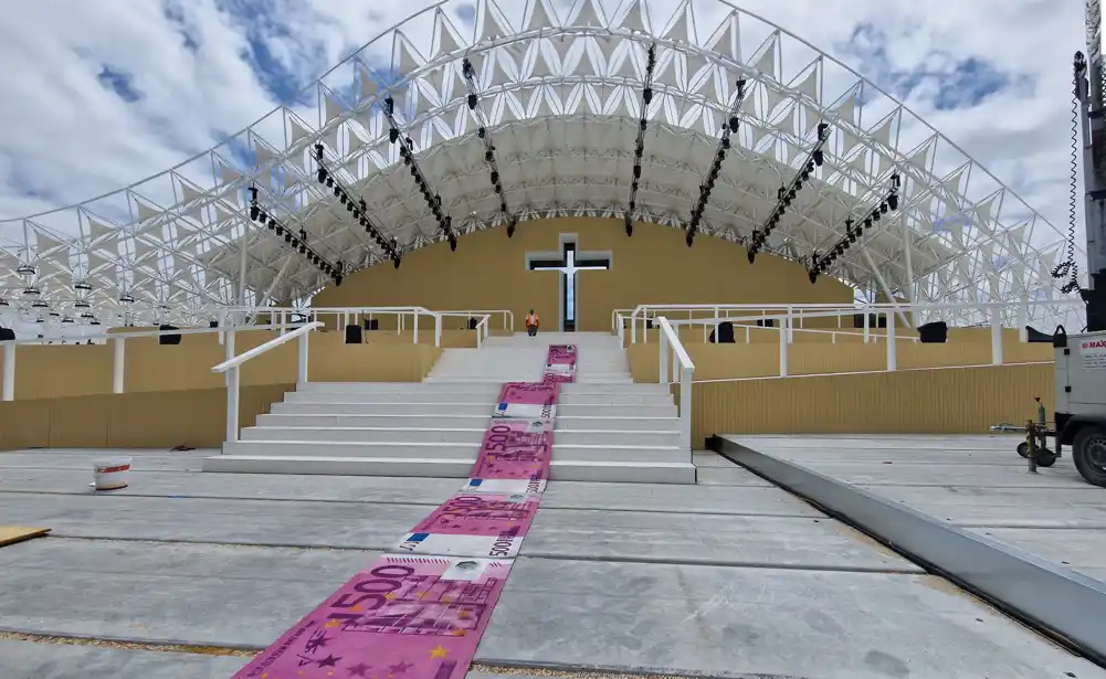 Portugalski umetnik postavlja tepih od novčanica kako bi smanjio troškove posete pape