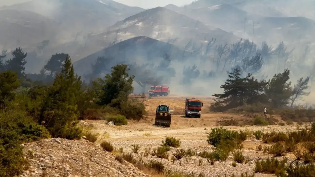 Visoke temperature i vetar odmažu u borbi sa vatrom širom Mediterana – više od 40 poginulih