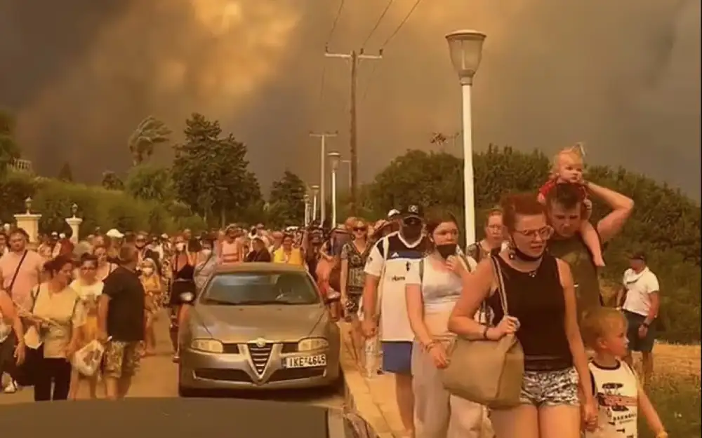 Vatra i dalje van kontrole na Rodosu, evakuisano više od 30.000 ljudi