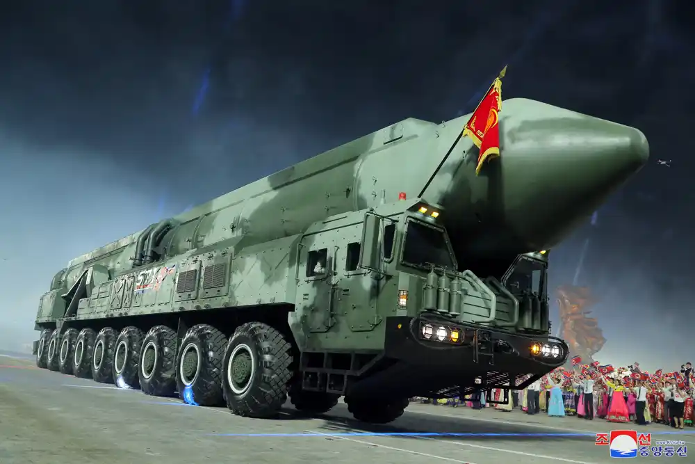 Severna Koreja pokazuje dronove i balističke rakete na noćnoj paradi