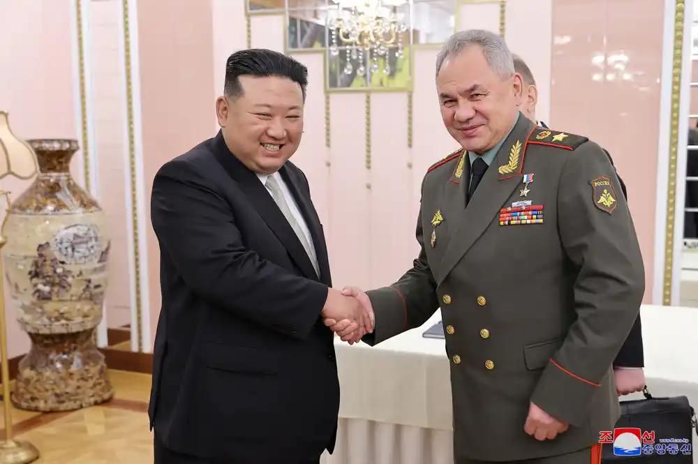 Severnokorejski lider Kim Džong Un sastao se sa ruskim ministrom odbrane kako bi razgovarao o vojnoj saradnji