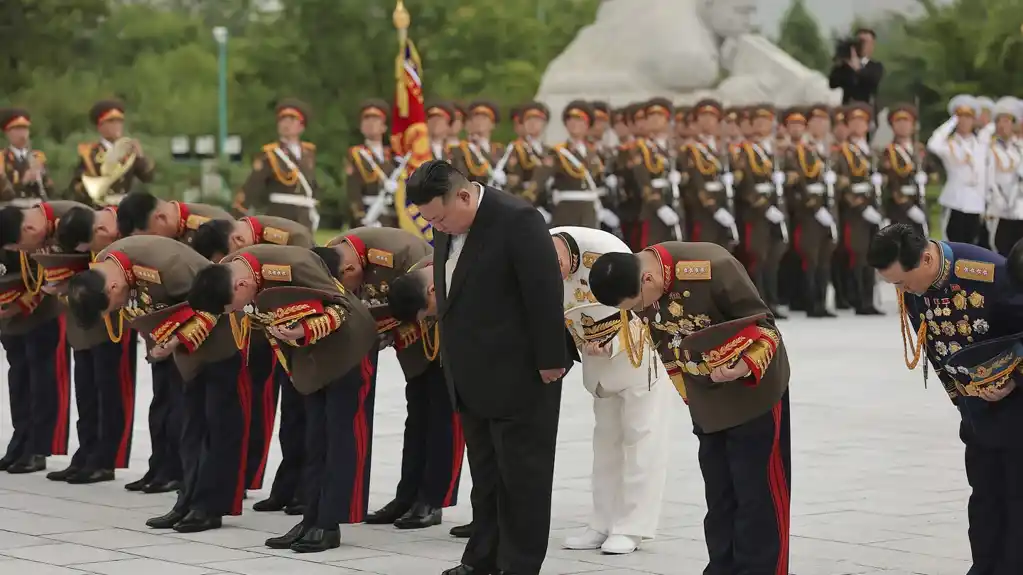 Severnokorejski lider Kim Džong Un sastao se sa ruskim ministrom odbrane