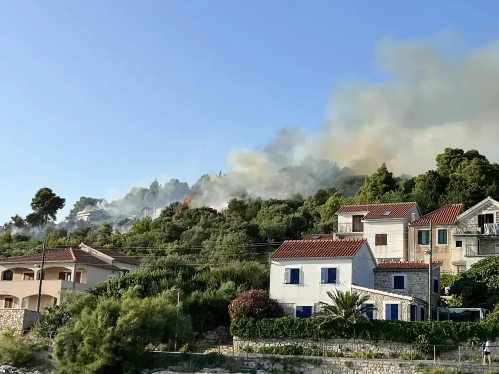 Ponovo izbio požar na području Šibenika: Vatra je blizu kuća, na terenu 30 vatrogasaca