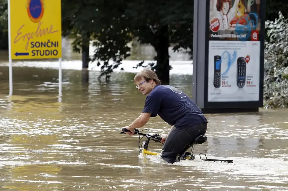 Poplave u Sloveniji odnele još jedan život, borba sa vodom i na severu Hrvatske