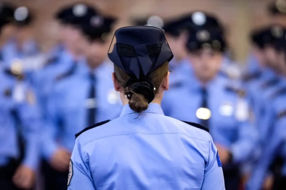 Na ulicama Severne Mitrovice novi srpski policajci u uniformama tzv. kosovske policije