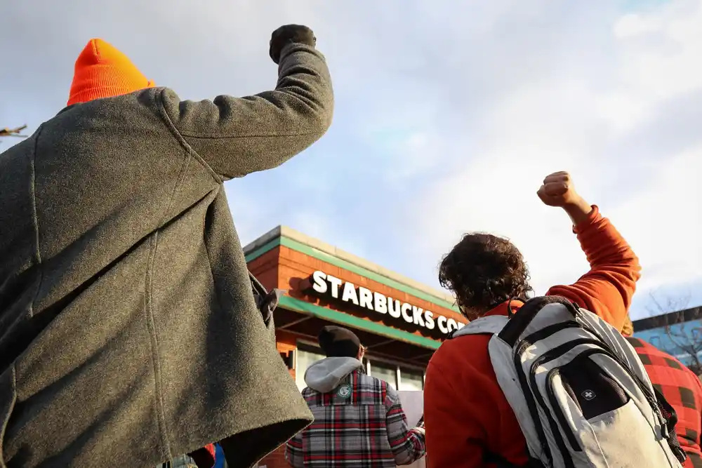 Starbucks je nezakonito otpustio nadzornika u Njujorku zbog sindikalnih aktivnosti