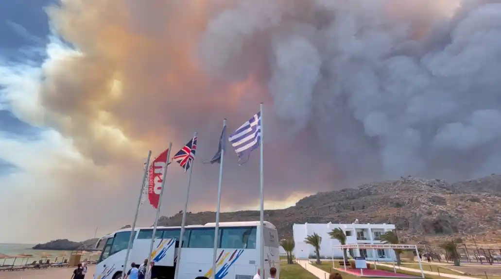 Šumski požar na grčkom ostrvu Rodos primorao je stotine ljudi da se evakuišu