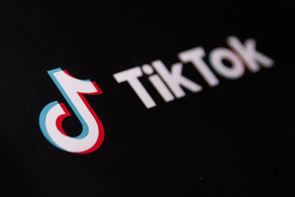 Tiktok na meti žestokih kritika u Britaniji zbog veštački generisanih snimaka ubijenog dečaka