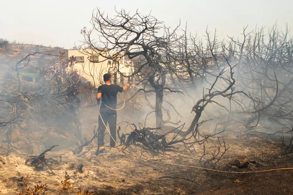 Požari na Rodosu stavljeni pod kontrolu, stanovništvu se dostavlja hrana i voda