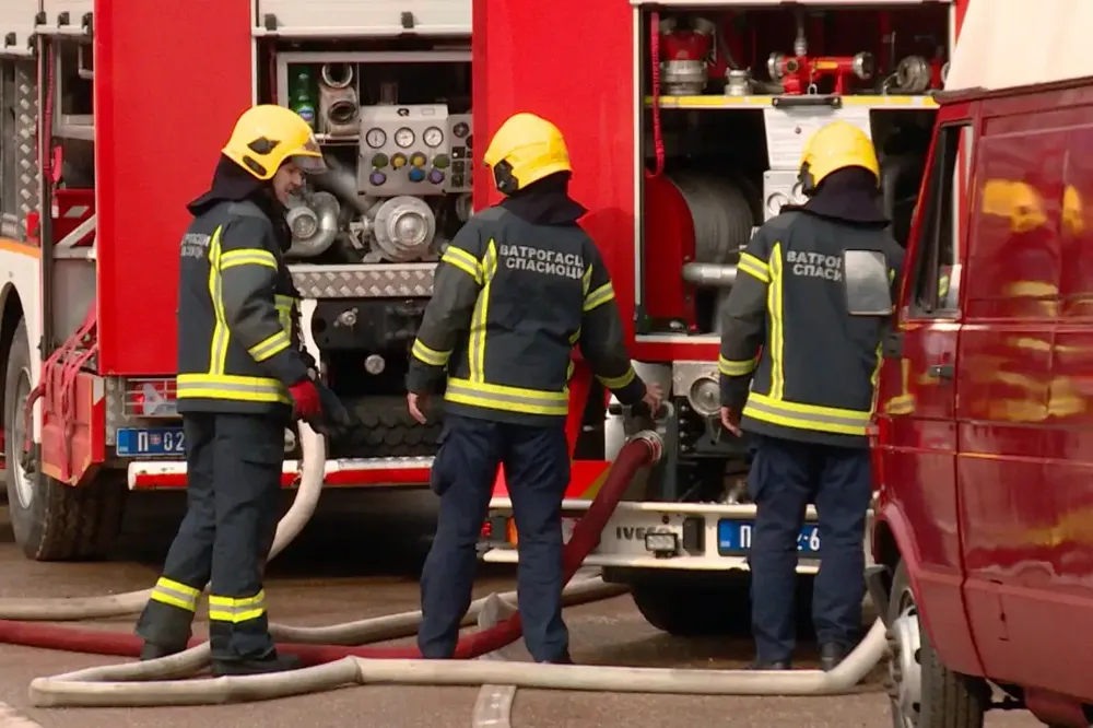Požar u kući u Leskovcu, povređena žena prevezena u bolnicu