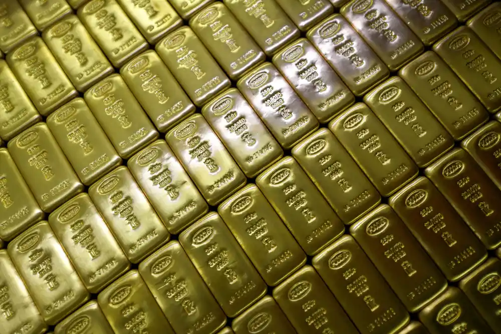 Cena zlata porasla je 7 dolara po unci