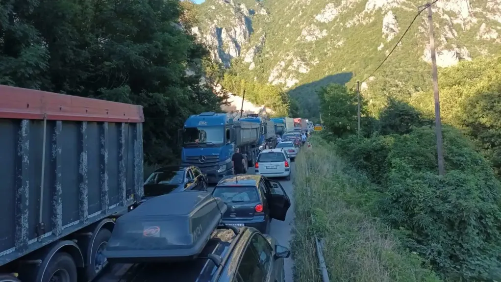 Kilometarska kolona ka Zlatiboru i Crnoj Gori zbog saobraćajne nesreće