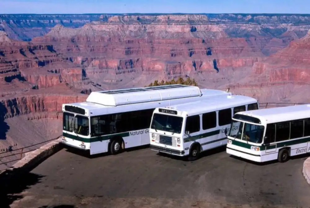 Jedna osoba poginula, 56 povređeno kada se autobus prevrnuo u blizini Velikog kanjona