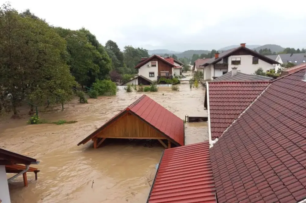U Sloveniji na snazi crveni meteoalarm, rastu nivoi reka