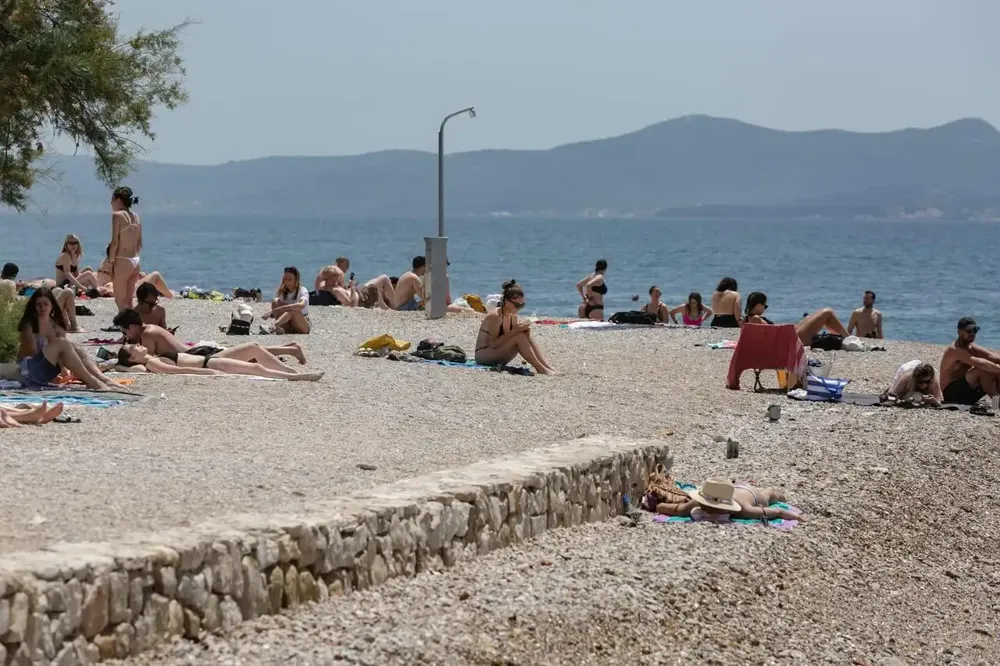 Zabranjeno kupanje na zadarskoj plaži, u more se izlile fekalije