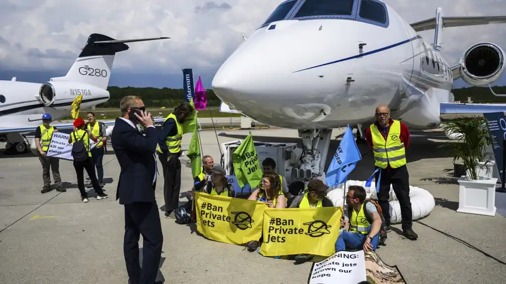 Aktivisti za klimu ciljaju avione, jahte i golf u nizu globalnih protesta protiv luksuza