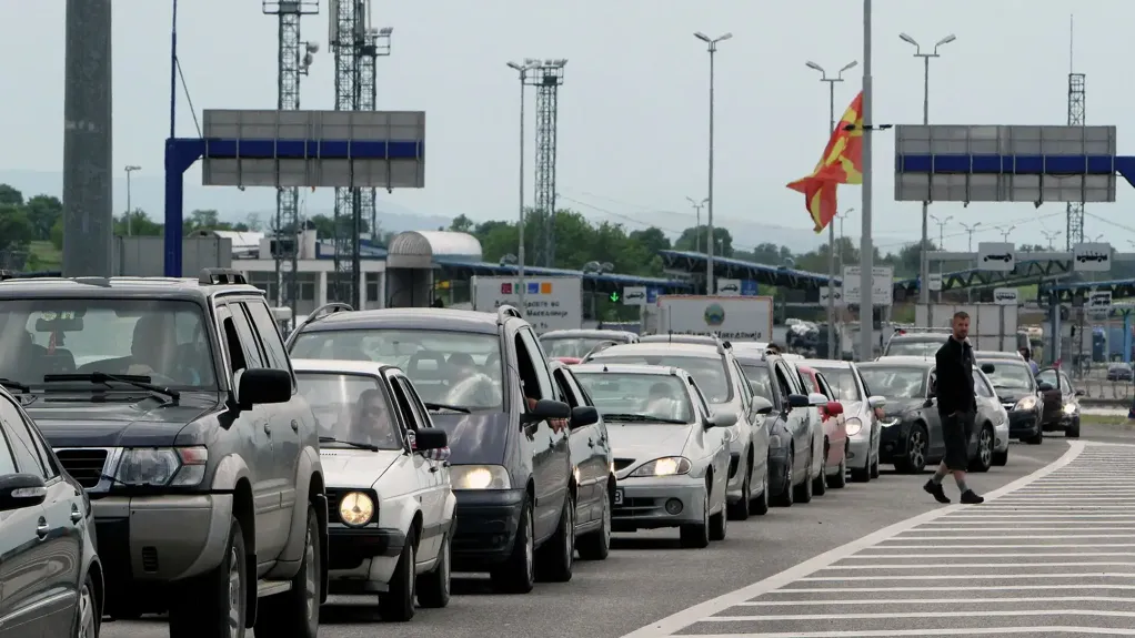 Na ulazu u Srbiju na Preševu vozila čekaju u šest kolona, na Horgošu se čeka dva sata