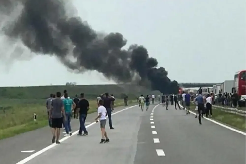 Zapalila se cisterna na auto-putu Atina-Korint, obustavljen saobraćaj