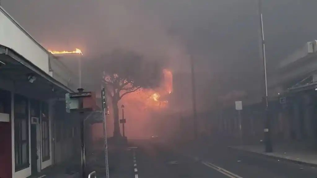 Bajden šalje vojsku da pomogne u brutalnim požarima na Havajima