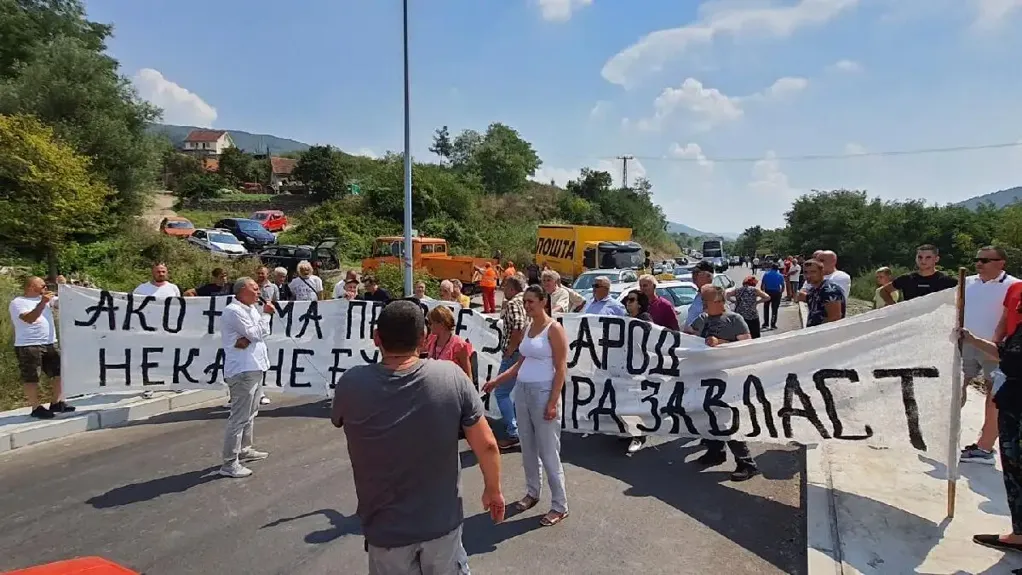 Građani Topličkog okruga blokirali put, traže besplatne knjige i užinu „kao za decu u Beogradu“