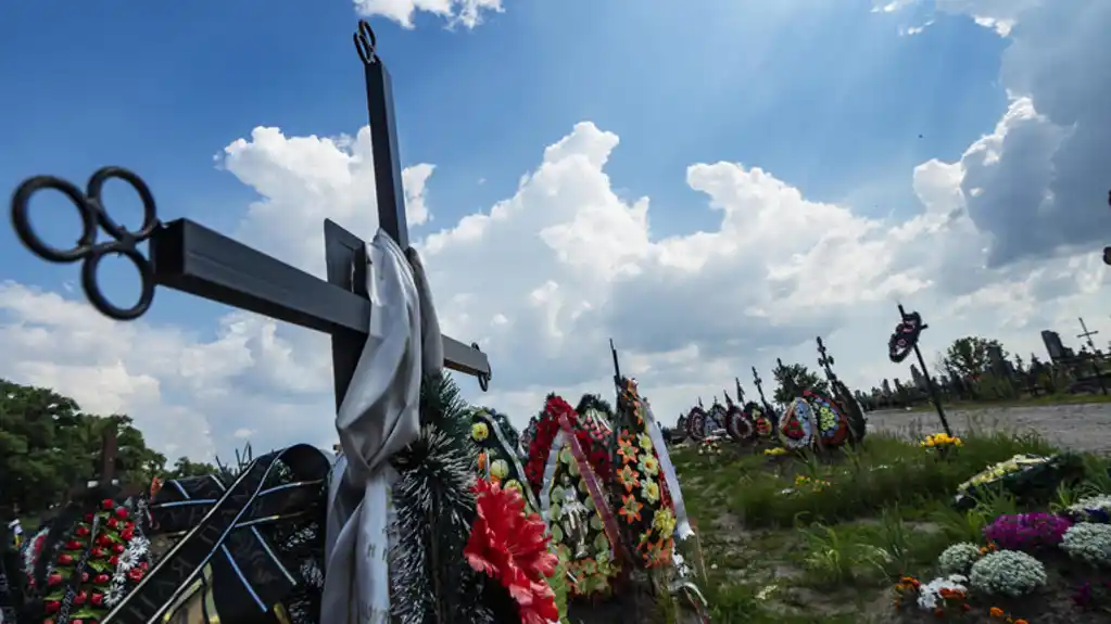 Dve sestre uhapšene u Kijevu zbog igranja na grobovima mrtvih vojnika