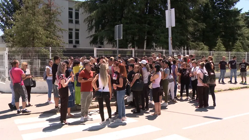 Protest radnika „Džinsija“: I dalje smo formalno zaposleni, hoćemo platu za jun