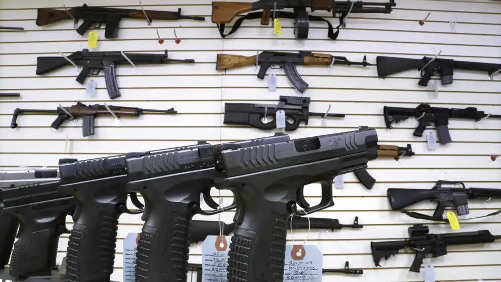 Guverner Ilinoisa potpisao zabranu reklamiranja vatrenog oružja koje se navodno prodaje deci i militantima
