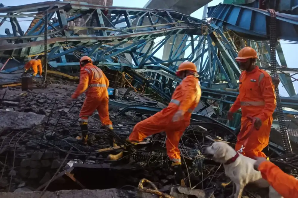 14 radnika poginulo u padu krana koji je korišćen za izgradnju mosta u Indiji