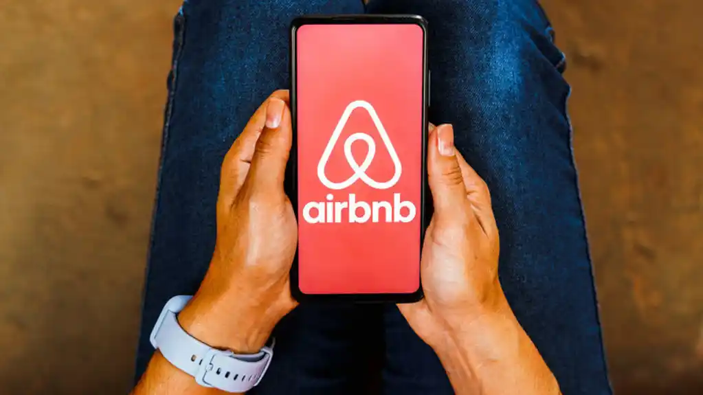 Studija je pokazala da Airbnb domaćini koji se smeju dobijaju više rezervacija