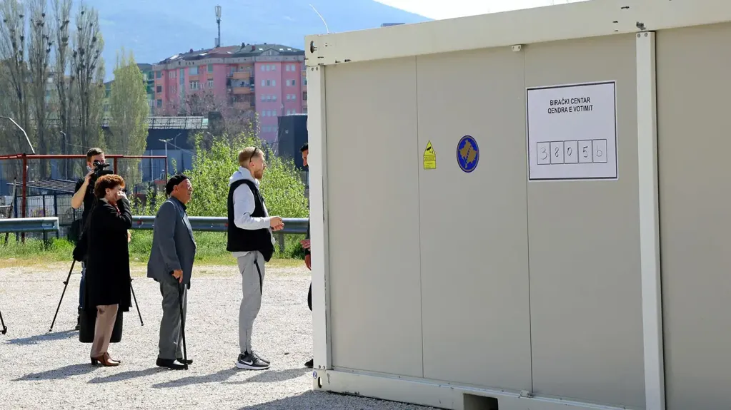Kontejneri postavljeni kao alternativni birački centri u Zubinom Potoku
