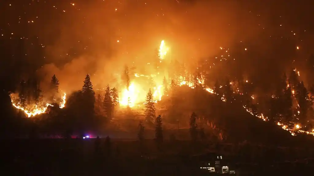 Kanadski vatrogasci vode epsku bitku da spasu zajednice nakon masovnih evakuacija
