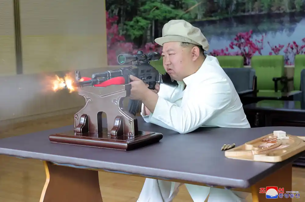 Lider Severne Koreje daje uputstva u velikim fabrikama oružja