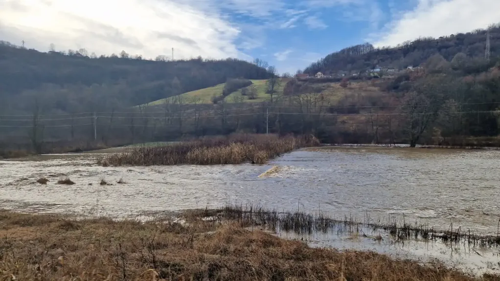 Vanredna situacija u Petrovcu na Mlavi, voda se izlila po njivama i putevima