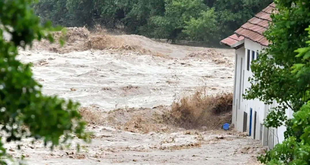 Novo nevreme pogodilo Sloveniju: Pljuskovi i udari vetra paralisali zemlju, pada i grad