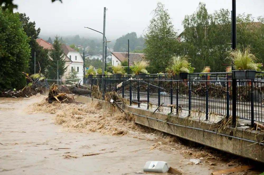 Najmanje dve osobe poginule u obilnim kišama u Sloveniji
