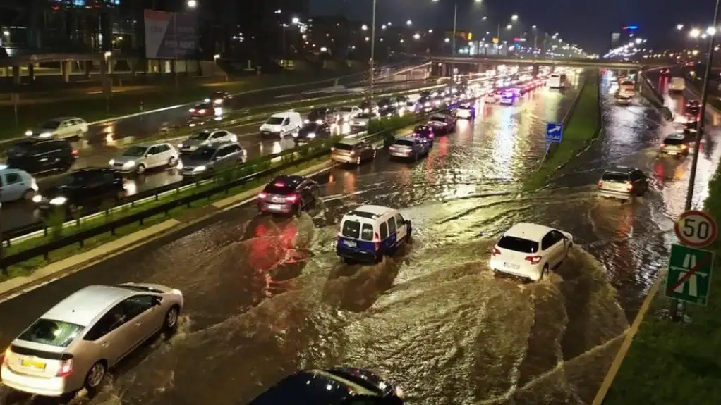 Nevreme pogodilo Beograd, poplave na auto-putu i u delovima grada