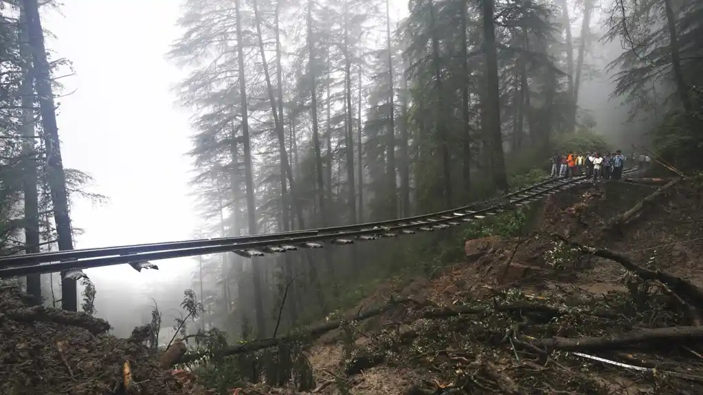 Obilne kiše izazvale su poplave i klizišta u indijskom regionu Himalaja, ostavivši najmanje 48 mrtvih