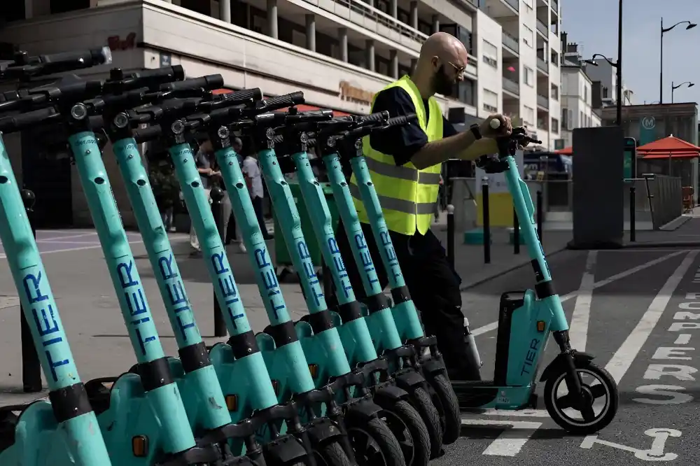 Pariz se oprašta od električnih skutera