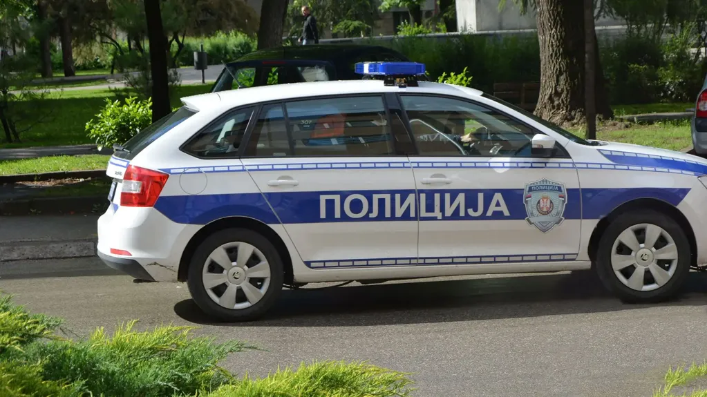 Beograd: Oštetio policijski auto, pa mu u gepeku pronađeno više od 12 kilograma marihuane