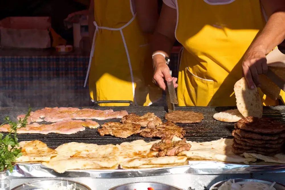 Zatvoreno pet od 11 štandova na Roštiljijadi u Leskovcu zbog neizdavanja računa