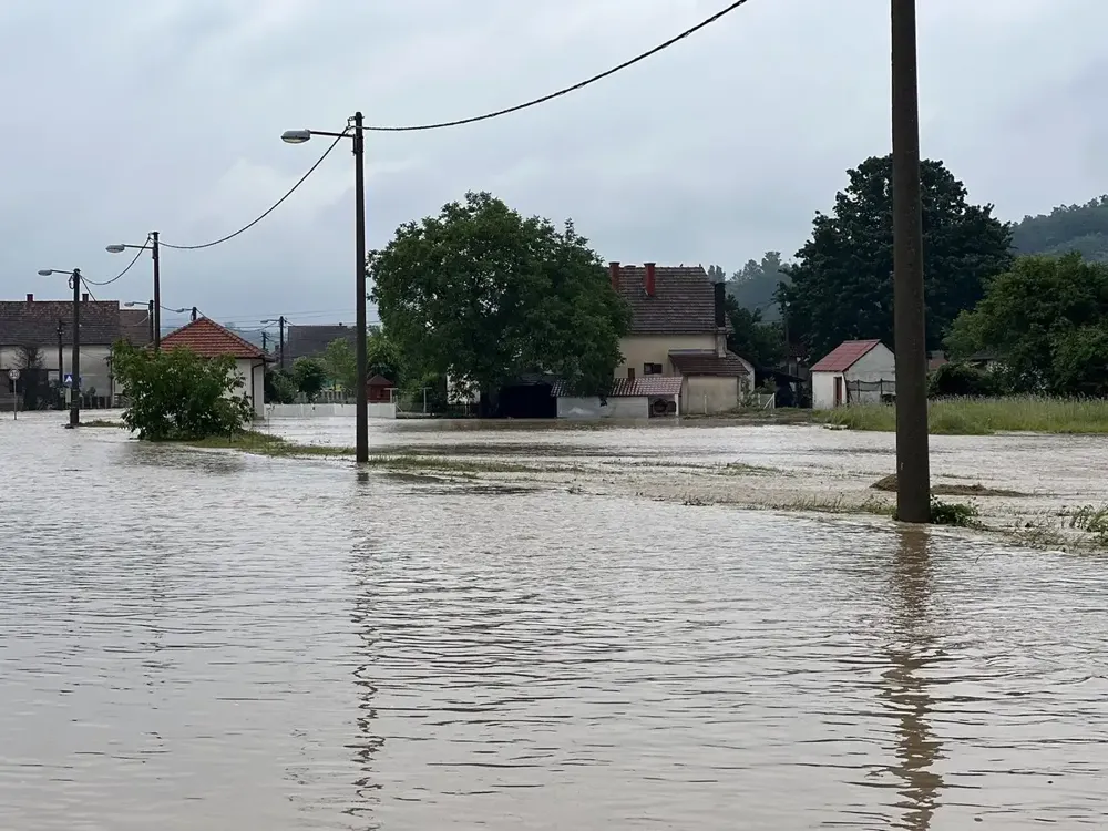 Jedna osoba stradala u poplavama u Sloveniji, bujice nosile automobile i pokrenule klizišta