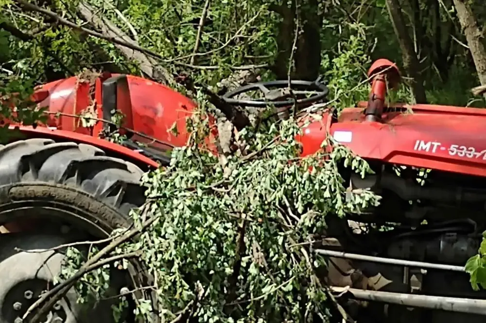 Vozač traktora sleteo sa puta i poginuo kod Kragujevca