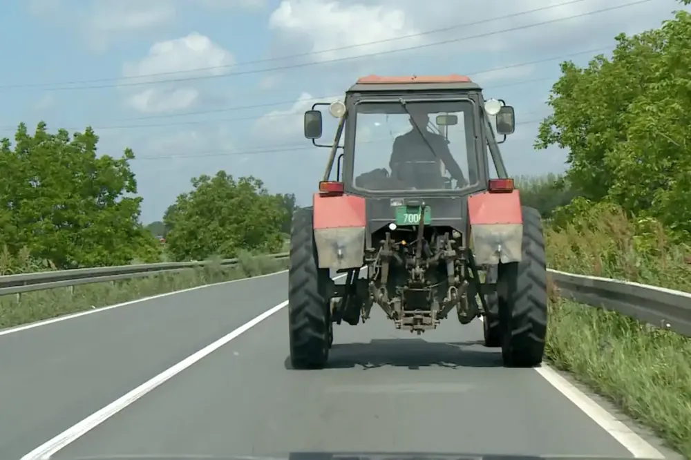 MUP apeluje na vozače traktora da se pridržavaju saobraćajnih propisa