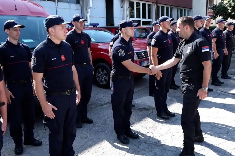 Srpski vatrogasci u Grčkoj: Pratimo liniju požara i sprečavamo njegovo širenje