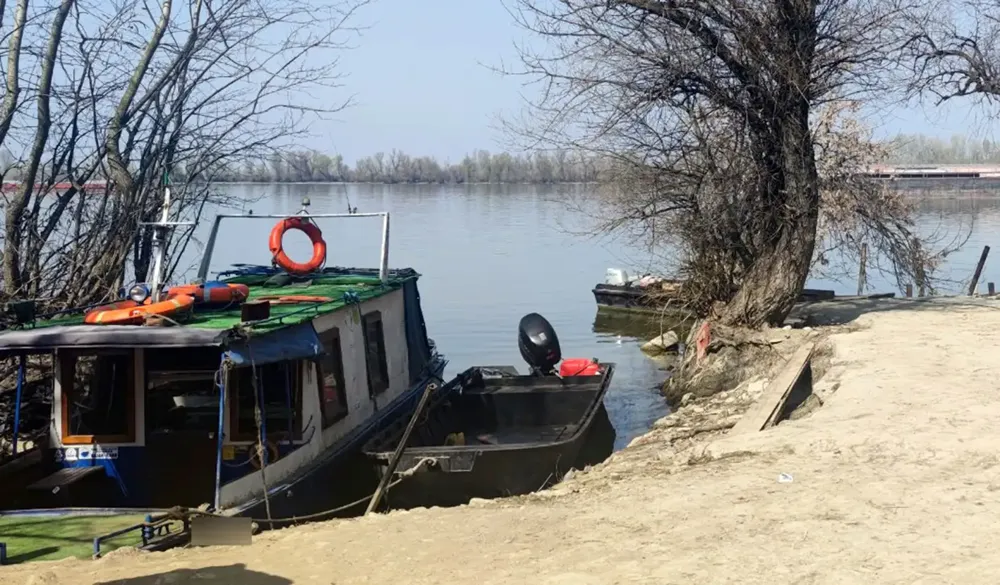 Dva mladića se prevrnula sa skutera na Vlasinskom jezeru, za jednim se još traga